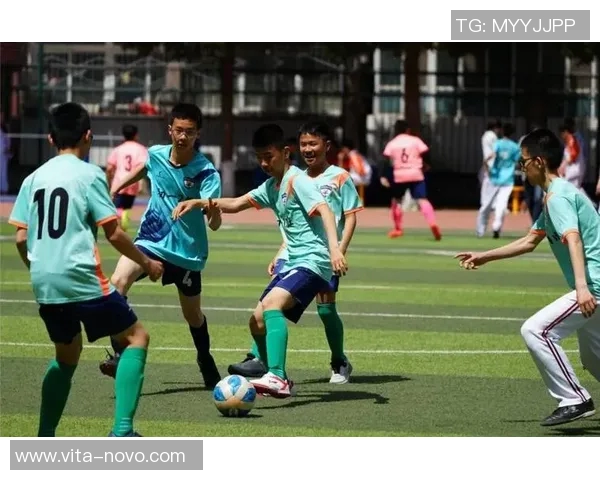 青春风采足球少年展现帅气风范的精彩瞬间