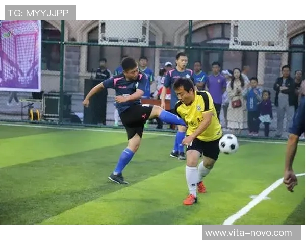 足球明星身材照片全景展示尽显运动魅力与健美风采